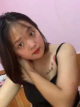 Snapshot of July-y chatting on 09/11/25, 02:11 July-y online show from 09/11/25, 02:11