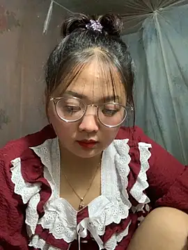 Snapshot of July-y chatting on 09/15/25, 01:33 July-y online show from 09/15/25, 01:33