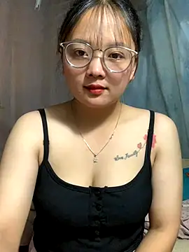 Snapshot of July-y chatting on 09/17/25, 09:11 July-y online show from 09/17/25, 09:11