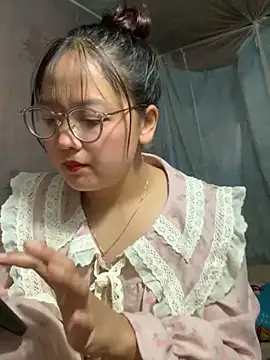 Snapshot of July-y chatting on 09/18/25, 02:13 July-y online show from 09/18/25, 02:13