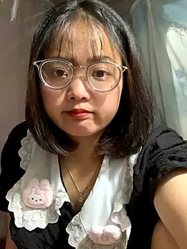 Snapshot of July-y chatting on 09/19/25, 01:29 July-y online show from 09/19/25, 01:29