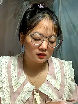 Snapshot of July-y chatting on 09/19/25, 01:34 July-y online show from 09/19/25, 01:34