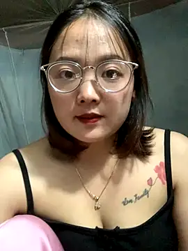 Snapshot of July-y chatting on 09/20/25, 04:30 July-y online show from 09/20/25, 04:30