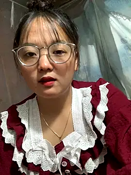 Snapshot of July-y chatting on 09/22/25, 05:42 July-y online show from 09/22/25, 05:42