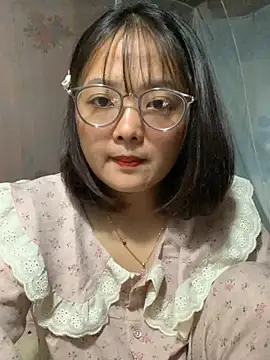 Snapshot of July-y chatting on 09/23/25, 06:27 July-y online show from 09/23/25, 06:27