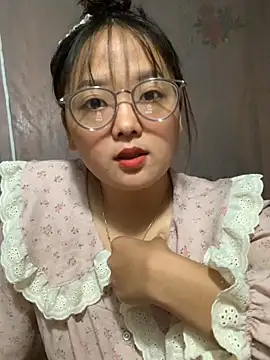 Snapshot of July-y chatting on 09/24/25, 01:42 July-y online show from 09/24/25, 01:42