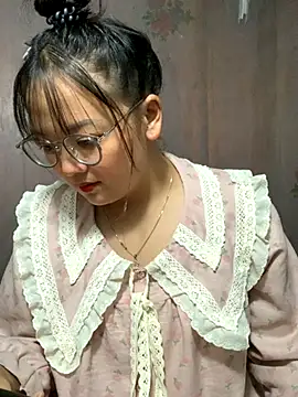 Snapshot of July-y chatting on 09/27/25, 03:00 July-y online show from 09/27/25, 03:00