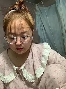 Snapshot of July-y chatting on 09/29/25, 03:06 July-y online show from 09/29/25, 03:06