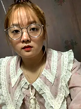 Snapshot of July-y chatting on 10/03/25, 03:47 July-y online show from 10/03/25, 03:47