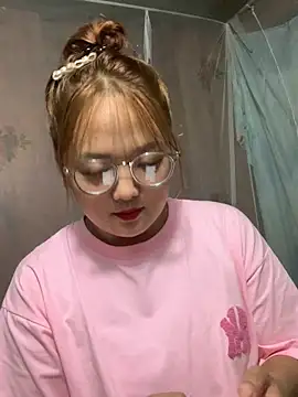 Snapshot of July-y chatting on 10/05/25, 01:53 July-y online show from 10/05/25, 01:53