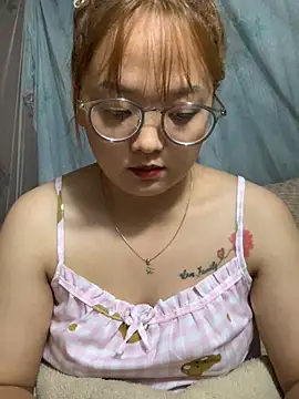 Snapshot of July-y chatting on 10/06/25, 02:58 July-y online show from 10/06/25, 02:58