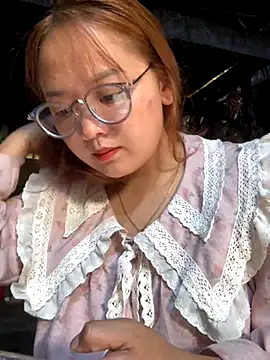 Snapshot of July-y chatting on 10/11/25, 03:06 July-y online show from 10/11/25, 03:06