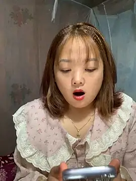 Snapshot of July-y chatting on 10/16/25, 03:07 July-y online show from 10/16/25, 03:07