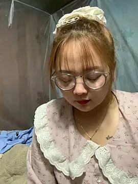 Snapshot of July-y chatting on 10/16/25, 03:13 July-y online show from 10/16/25, 03:13