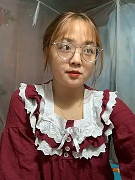 Snapshot of July-y chatting on 10/18/25, 01:19 July-y online show from 10/18/25, 01:19