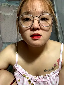 Snapshot of July-y chatting on 10/21/25, 01:50 July-y online show from 10/21/25, 01:50