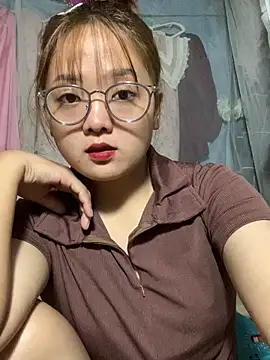 Snapshot of July-y chatting on 10/21/25, 01:56 July-y online show from 10/21/25, 01:56