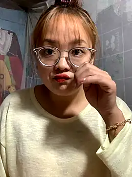 Snapshot of July-y chatting on 10/24/25, 03:30 July-y online show from 10/24/25, 03:30