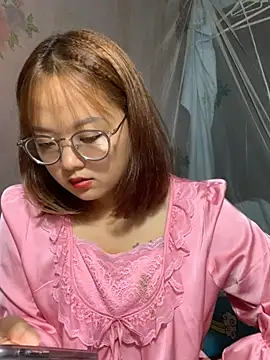 Snapshot of July-y chatting on 10/27/25, 04:05 July-y online show from 10/27/25, 04:05