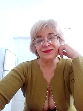 Snapshot of 52MiaLove02 chatting on 02/10/26, 05:44 52MiaLove02 online show from 02/10/26, 05:44