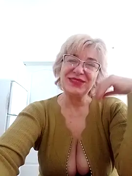 Snapshot of 52MiaLove02 chatting on 02/11/26, 05:56 52MiaLove02 online show from 02/11/26, 05:56