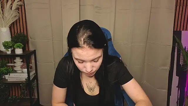 Snapshot of LauraHale chatting on 11/07/25, 12:05 LauraHale online show from 11/07/25, 12:05