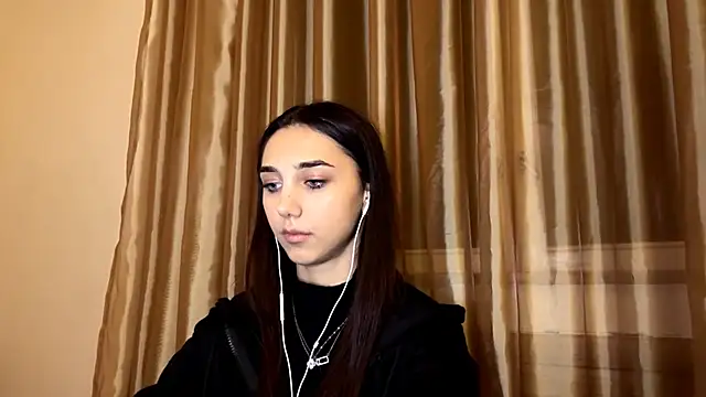 Snapshot of LinaMour chatting on 11/07/25, 10:10 LinaMour online show from 11/07/25, 10:10