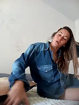 Snapshot of Heisi-Sex chatting on 09/15/25, 04:51 Heisi-Sex online show from 09/15/25, 04:51