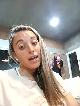 Snapshot of Heisi-Sex chatting on 10/26/25, 12:27 Heisi-Sex online show from 10/26/25, 12:27