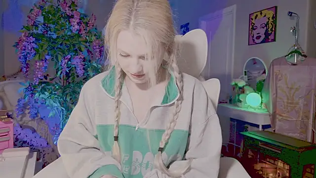 Snapshot of Talulaa chatting on 06/12/26, 06:51 Talulaa online show from 06/12/26, 06:51
