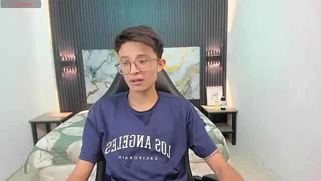 SantiagoRusso18 online show from 02/23/26, 07:44