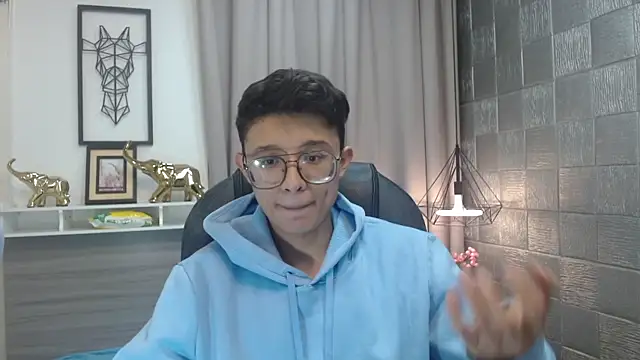 Snapshot of SantiagoRusso18 chatting on 04/18/26, 11:47 SantiagoRusso18 online show from 04/18/26, 11:47
