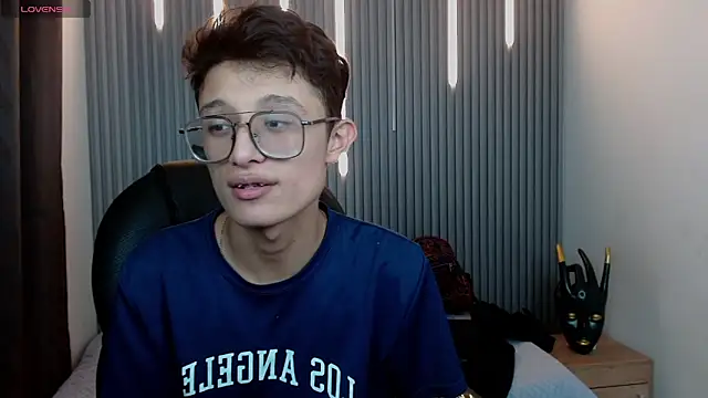 Snapshot of SantiagoRusso18 chatting on 04/19/26, 10:34 SantiagoRusso18 online show from 04/19/26, 10:34
