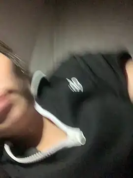 tuyetnhi-00 online show from 10/05/25, 10:18