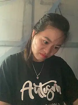 tuyetnhi-00 online show from 10/10/25, 12:53