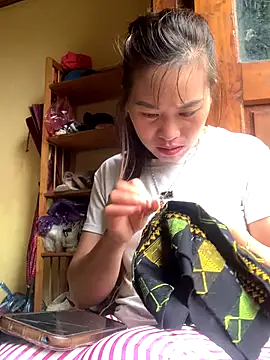 tuyetnhi-00 online show from 10/14/25, 02:01