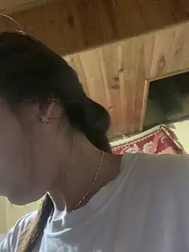 tuyetnhi-00 online show from 10/14/25, 11:16