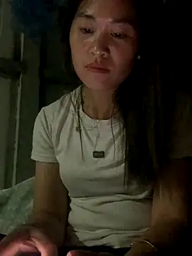 tuyetnhi-00 online show from 10/24/25, 02:02