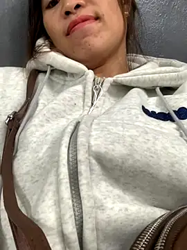 tuyetnhi-00 online show from 10/26/25, 08:53