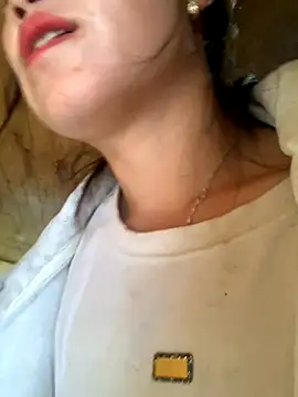 tuyetnhi-00 online show from 10/27/25, 12:26