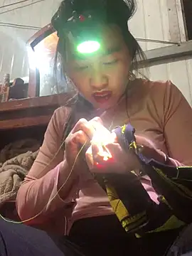 tuyetnhi-00 online show from 12/22/25, 12:46