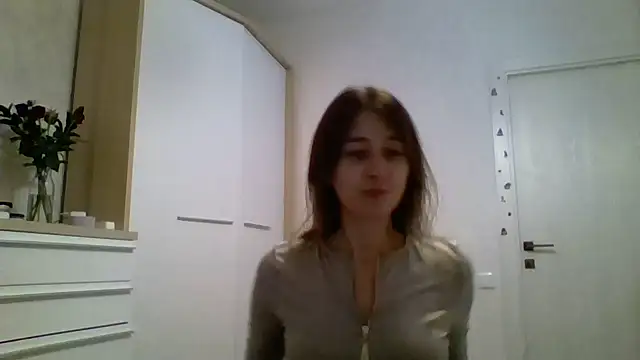 Snapshot of Avenique chatting on 10/05/25, 08:40 Avenique online show from 10/05/25, 08:40