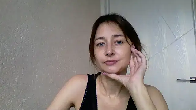 Snapshot of Avenique chatting on 10/09/25, 01:20 Avenique online show from 10/09/25, 01:20