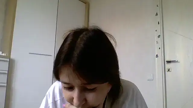 Snapshot of Avenique chatting on 10/11/25, 11:42 Avenique online show from 10/11/25, 11:42