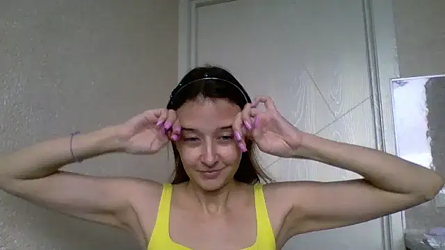 Snapshot of Avenique chatting on 10/13/25, 12:16 Avenique online show from 10/13/25, 12:16