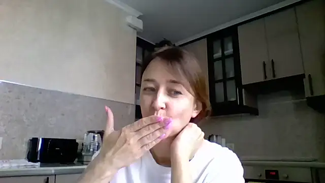 Snapshot of Avenique chatting on 10/14/25, 11:33 Avenique online show from 10/14/25, 11:33