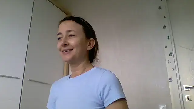 Snapshot of Avenique chatting on 10/15/25, 10:15 Avenique online show from 10/15/25, 10:15