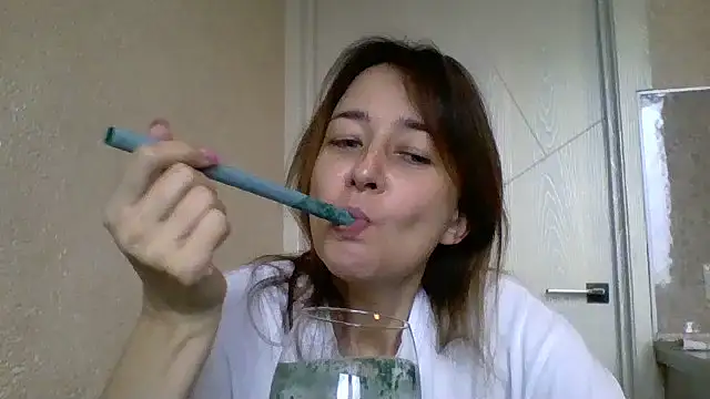 Snapshot of Avenique chatting on 10/17/25, 09:56 Avenique online show from 10/17/25, 09:56