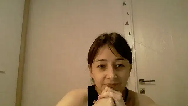 Snapshot of Avenique chatting on 10/17/25, 10:01 Avenique online show from 10/17/25, 10:01