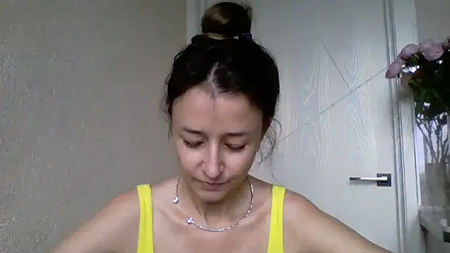 Snapshot of Avenique chatting on 10/22/25, 10:48 Avenique online show from 10/22/25, 10:48